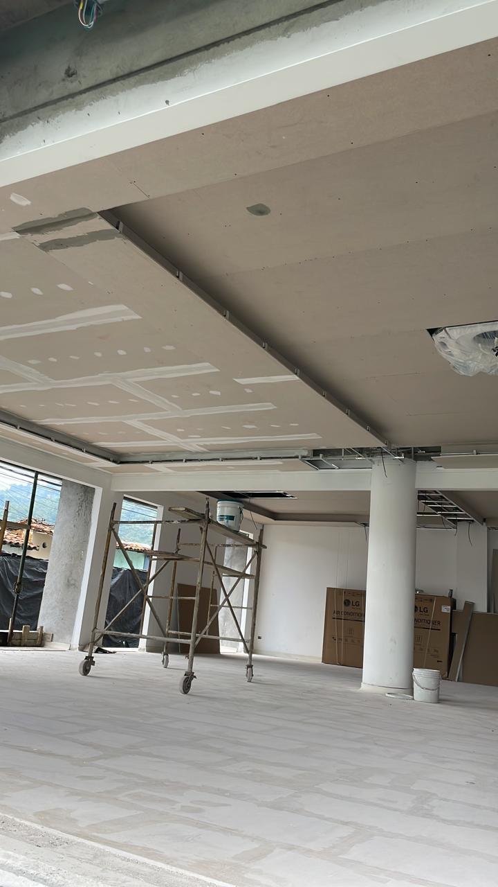 Cambio de techo con instalación de cielo raso y decoración moderna. - Antes