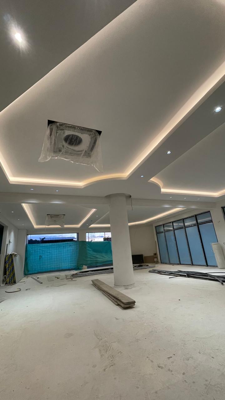 Cambio de techo con instalación de cielo raso y decoración moderna. - Después