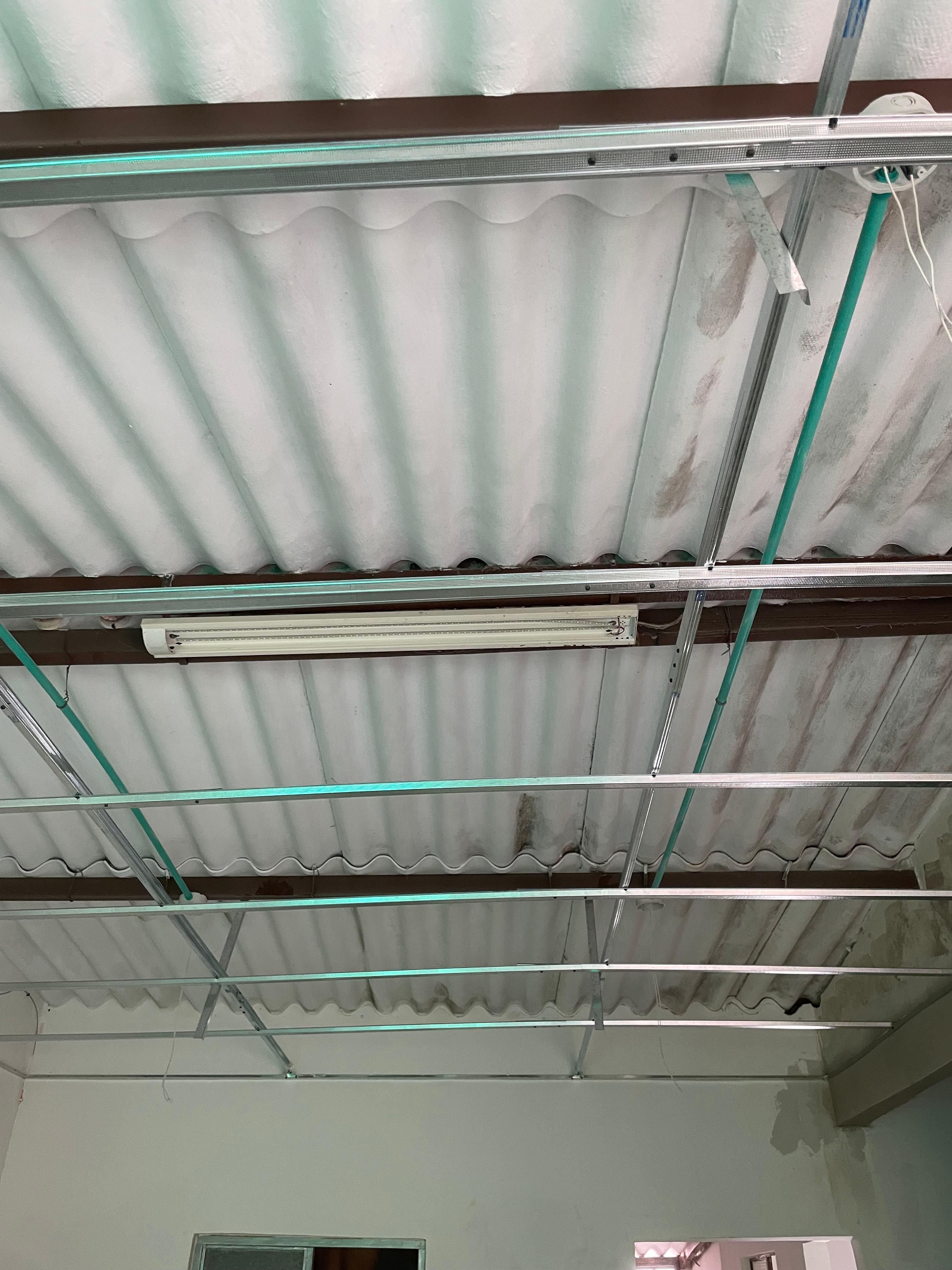 Diferencia de un cielo raso antes y después de la instalación. - Antes