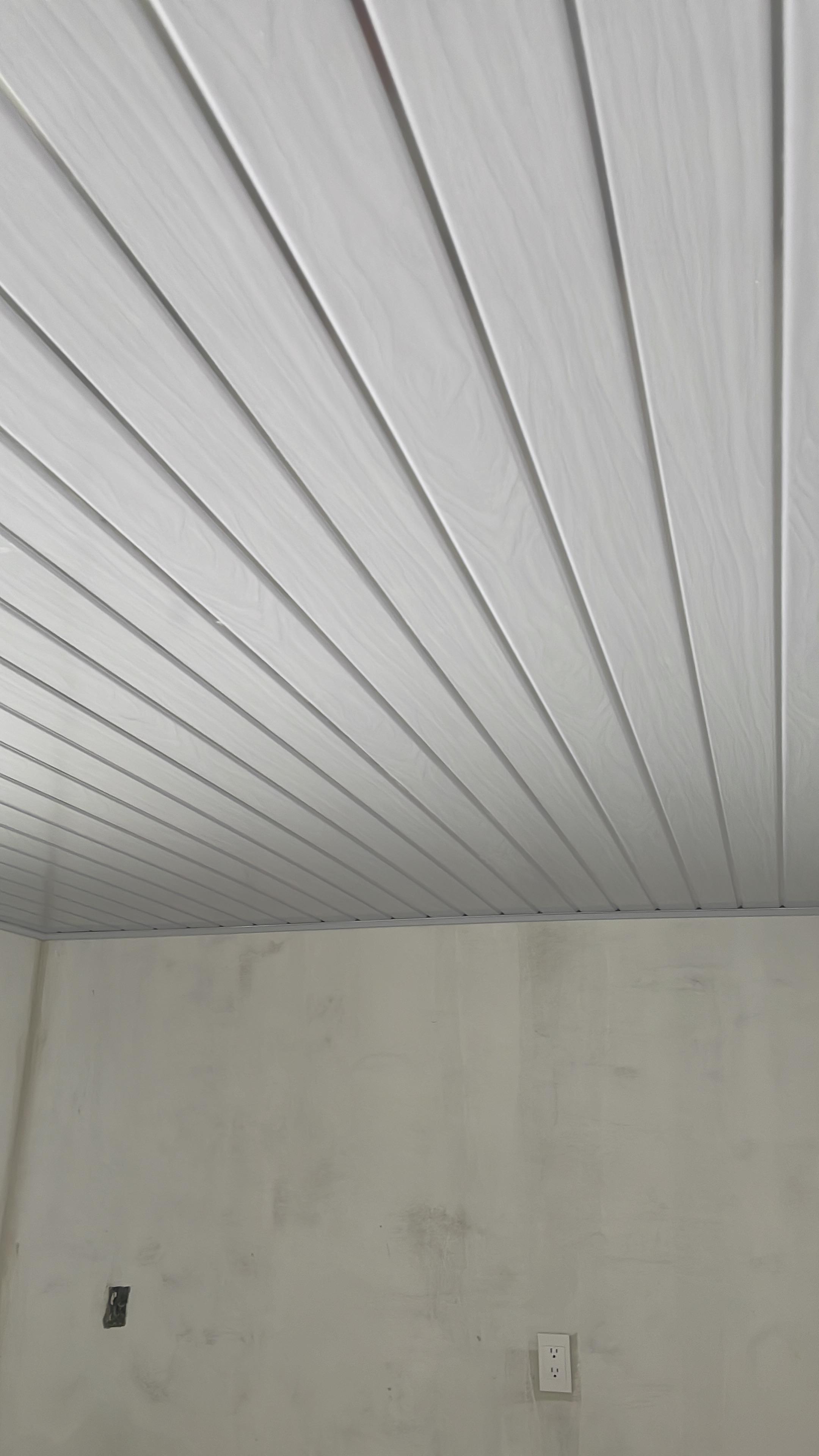 Diferencia de un cielo raso antes y después de la instalación. - Después