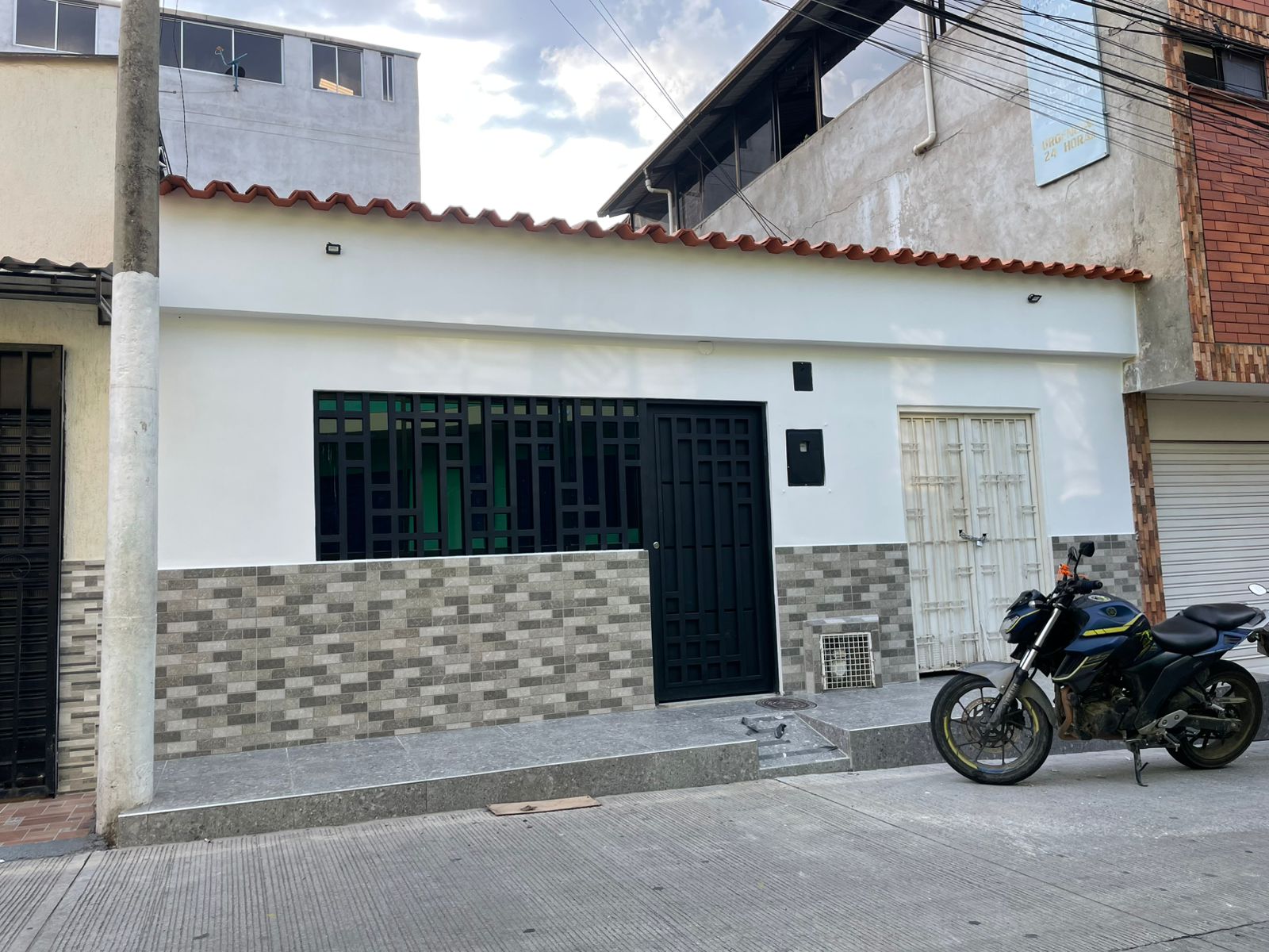 Remodelación de Fachada de casa antes y después de la ejecución. - Después