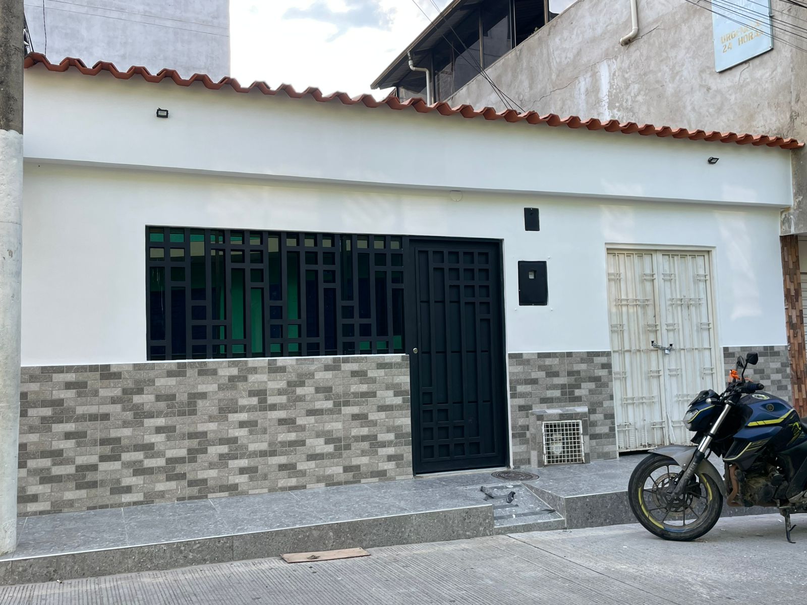 Vista cercana de una fachada de edificio con andamios durante el proceso de mantenimiento.
