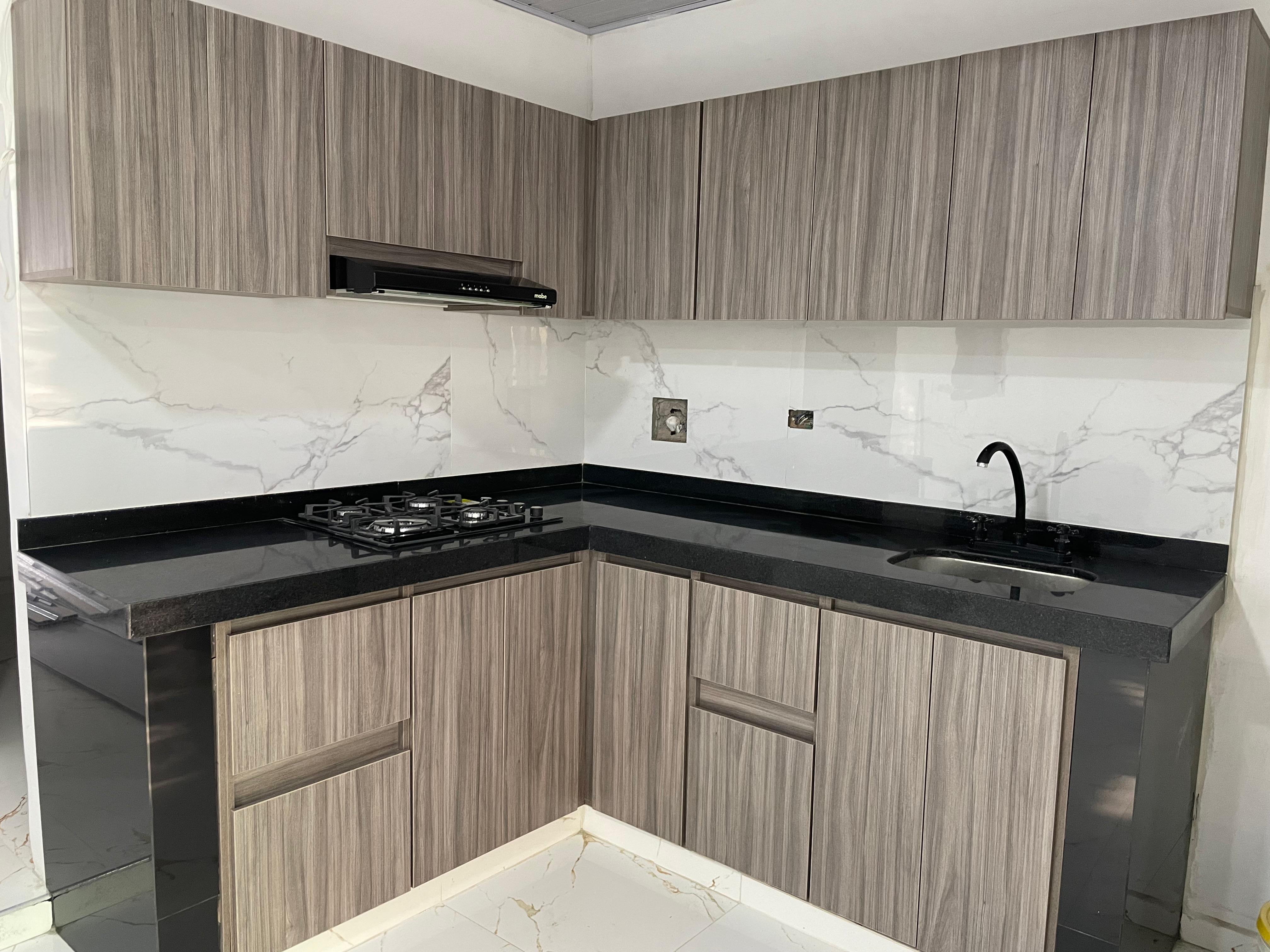 Remodelación de cocina moderna con gabinetes nuevos y pintura interior de diseño arquitectónico.