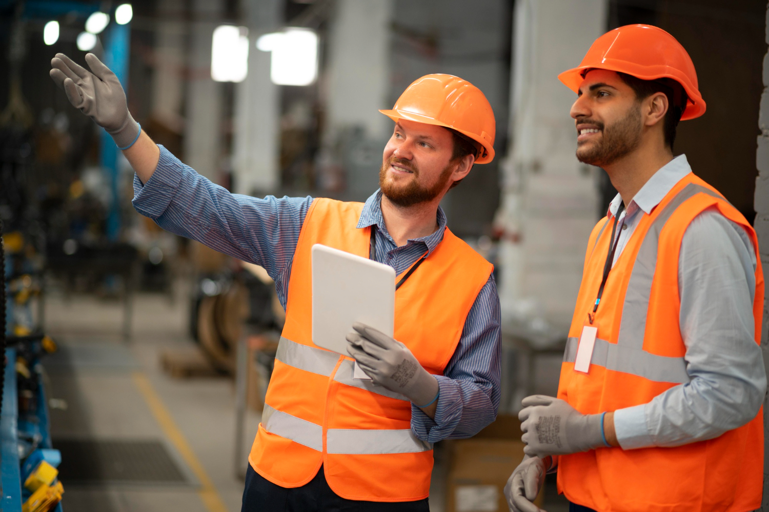 Dos trabajadores de la construcción con casco y chaleco de seguridad, simbolizando la calidad y profesionalismo del equipo de El Pintor.